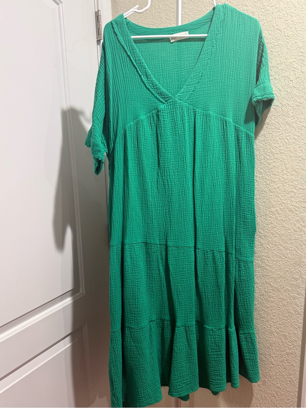 Relaxed V-Neck Tiered Midi Dress in Emerald Green
